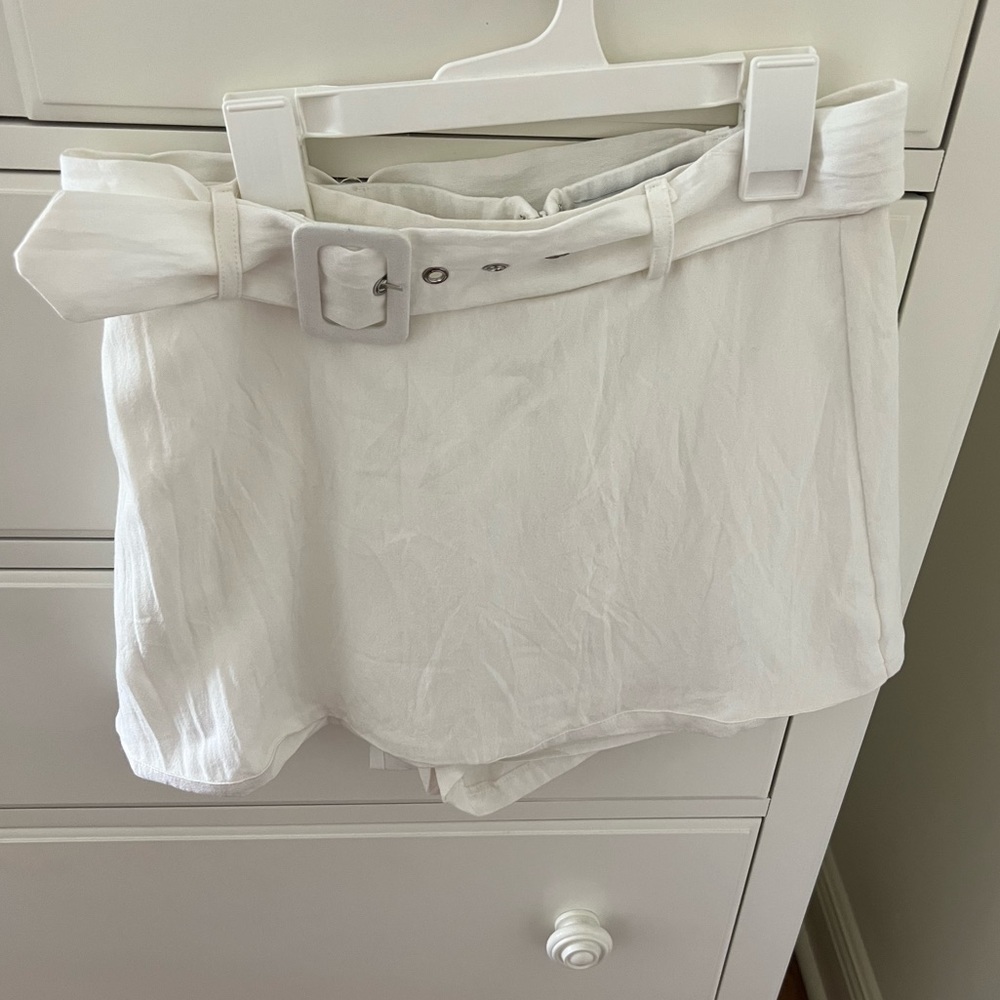 Do + Be white skort with belt